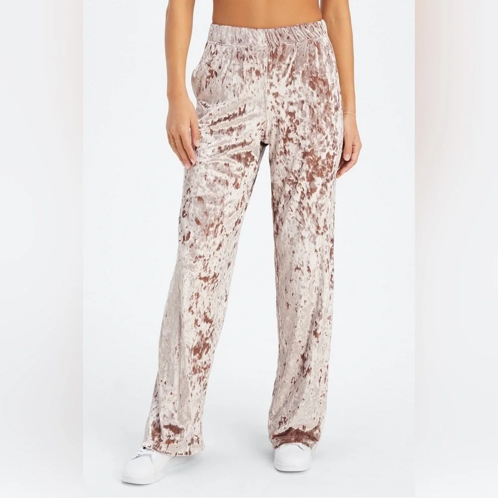 Set Fabletics Oasis Crushed Velour Twist Sports Bra and Pant Set Teddy/DustyPink